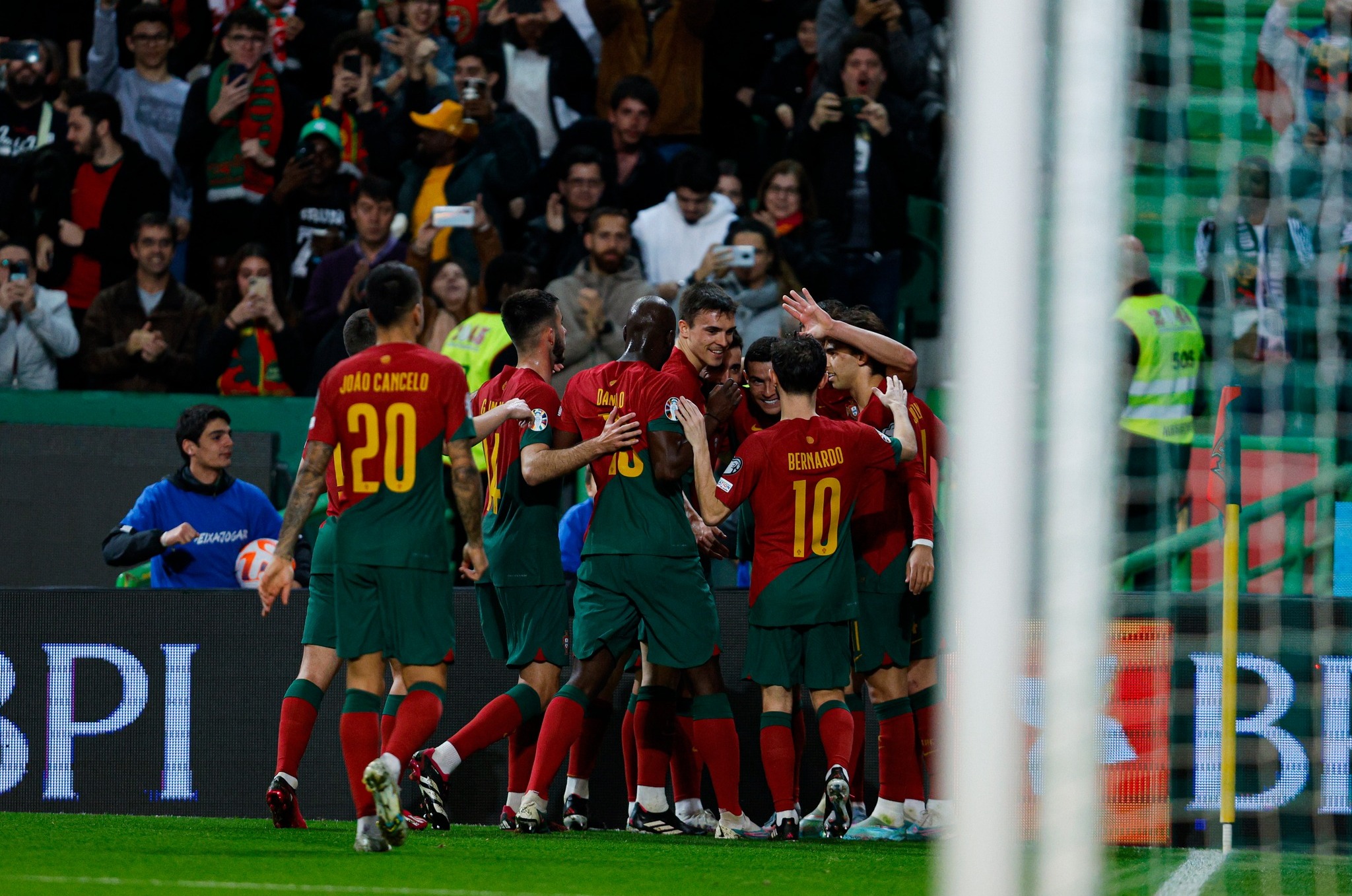 Seleções de Portugal - Novo recorde: 10 jogos, 10 vitórias ✓  #VesteABandeira New record: 10 matches, 10 wins ✓ #WearTheFlag
