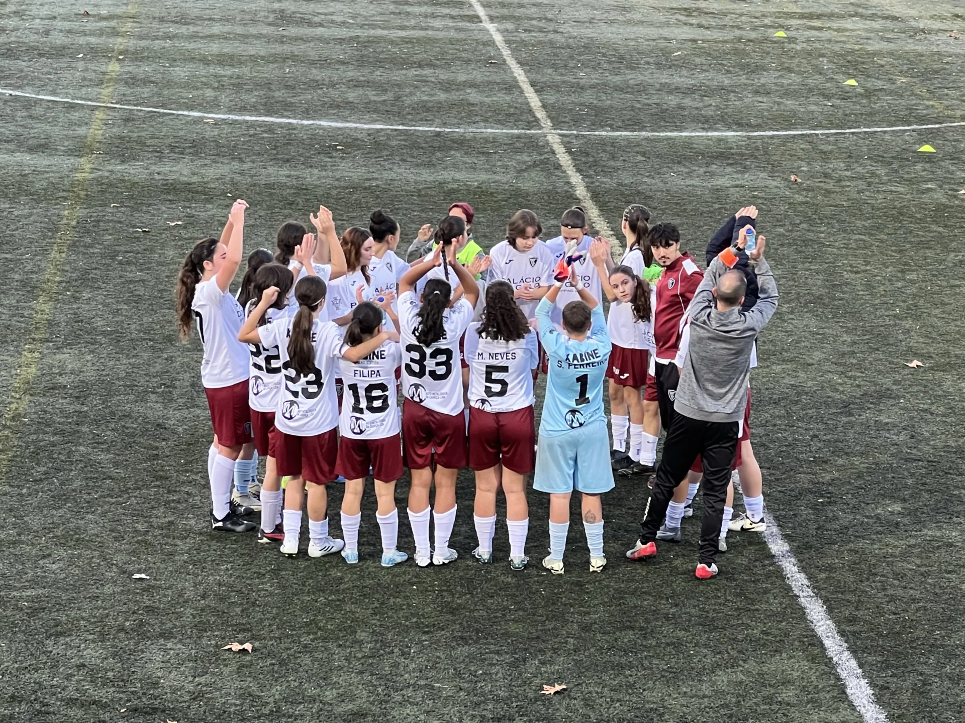 Futebol Feimino Atletas Do Académico Festejam No Final A Vitória Sobre O Nege Foto Silvino Cardoso