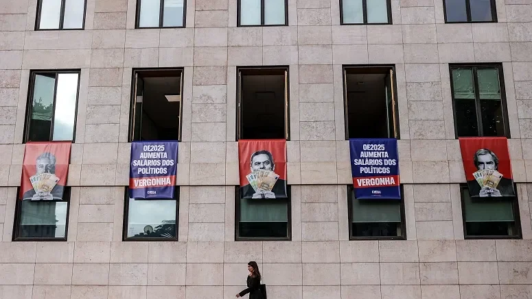 Pendões Na Fachada Da Assembleia Lusa