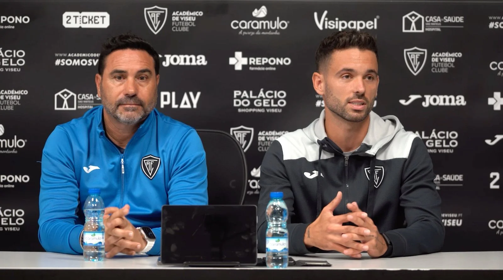 Treinador Rui Ferreira E Jogador Henrique Gomes Feram A Conferência De Imprensa Foto Avfc