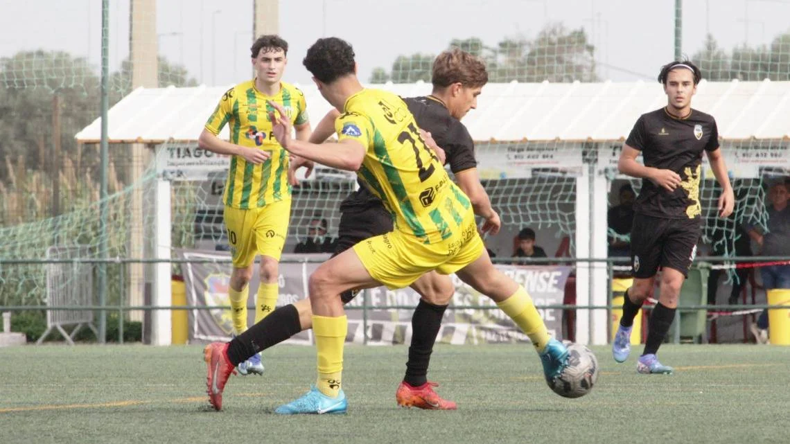 Cd Tondela Vence Em Faro E Continua Na Luta Pela Manutenção Automática E Título Foto Cd Tondela