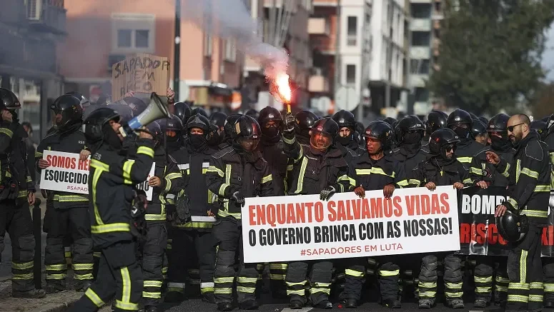 Centenas De Bombeiros Protestam Lusa