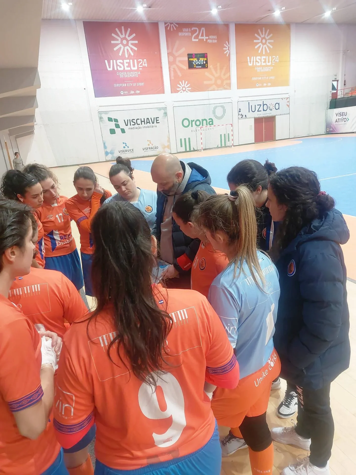 Futsal Feminino As Jogadoras Do Viseu 2001 A Receberem Indicações Do Seu Treinador Foto Viseu 2001