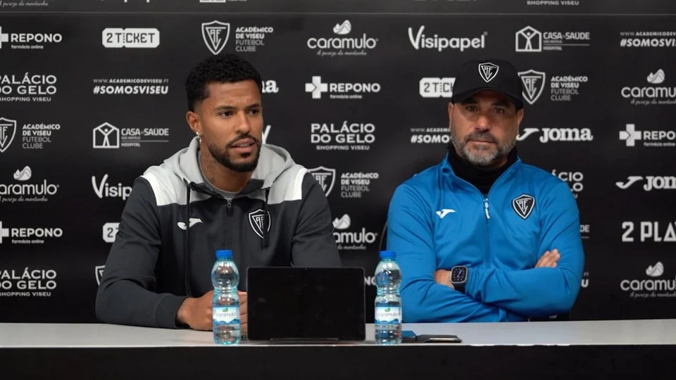 O Ponta De Lança André Clóvis E O Treinador Rui Fizeram A Antevisão Ao Jogo De Amanhã Foto Avfc