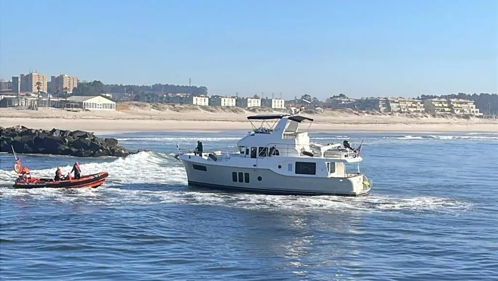 Embarcação De Recreio Inglesa Encalha