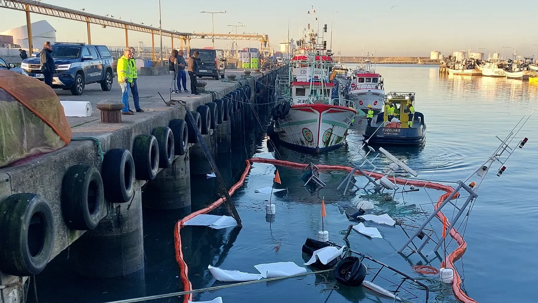 Embarcação De Pesca Afunda